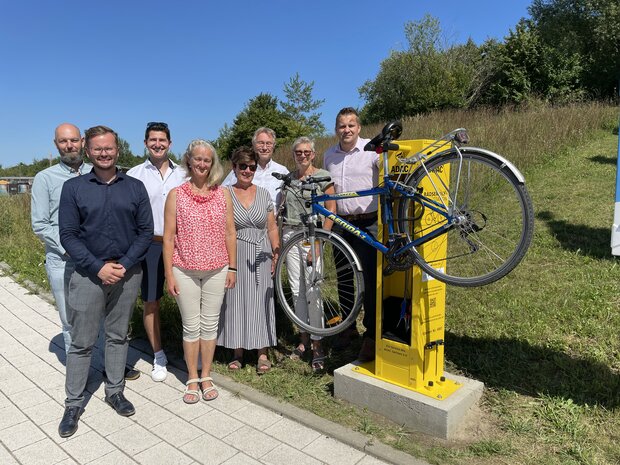 Gruppenbild mit 7 Personen vor Fahrradservicestation des ADAC