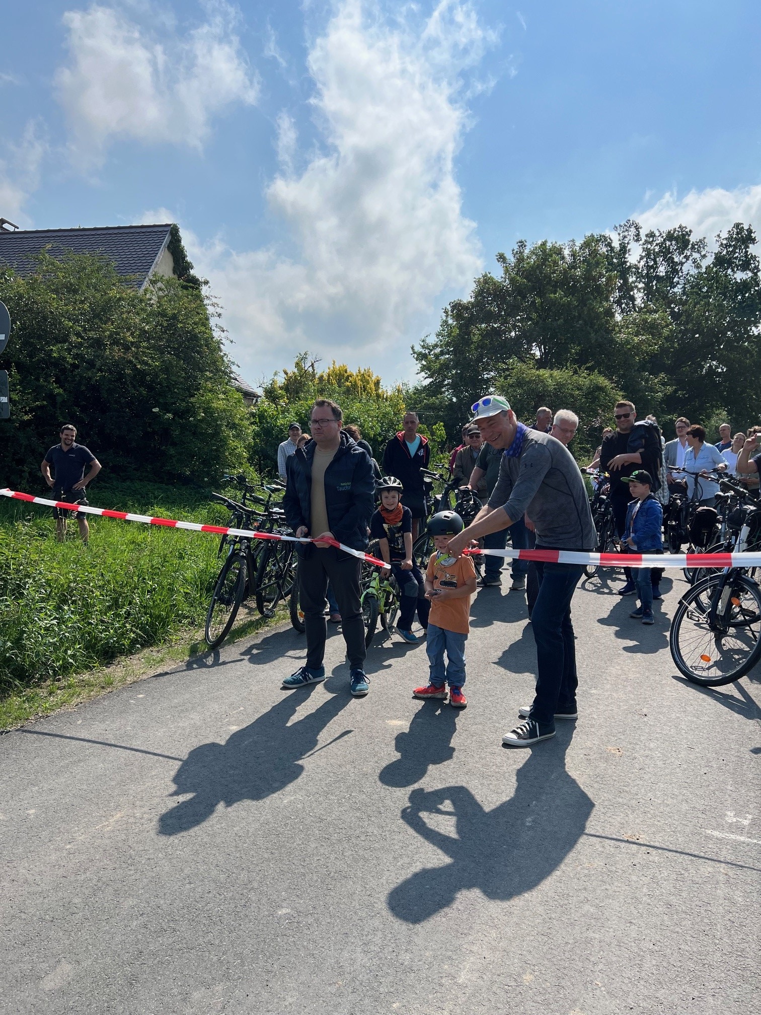 Landrat schneidet Bauabsperrband durch. Symbolisches Bild für die Freigabe des Radweges